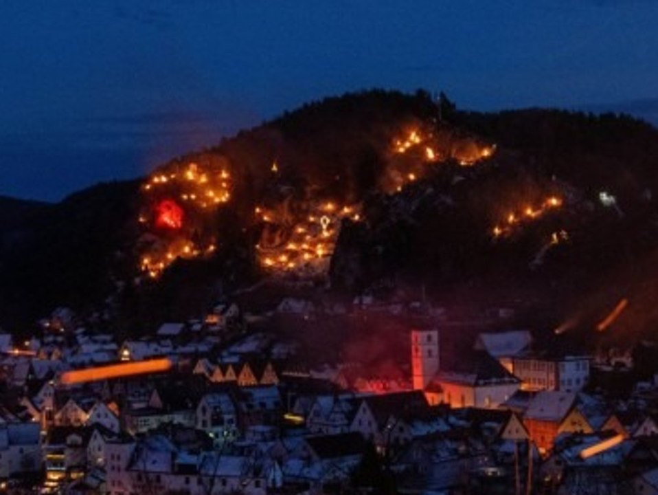 Traditionelles Lichterfest: Tausende Feuer erhellen fränkische Stadt