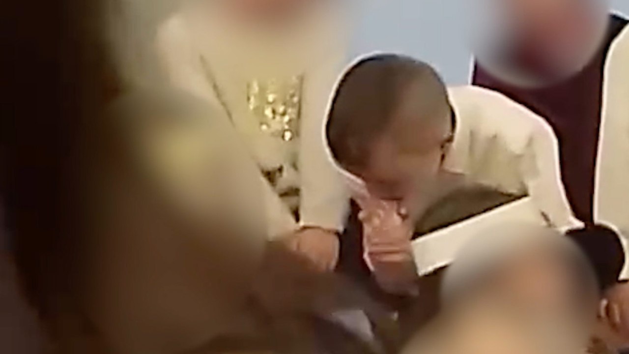 Der unartige Schuljunge beißt sich während der Schulkrippe in die Zehennägel