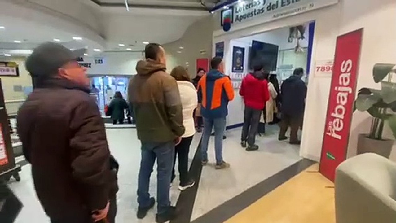 Cola en la Administración de Loterías que vendió el primer premio del Sorteo del Niño