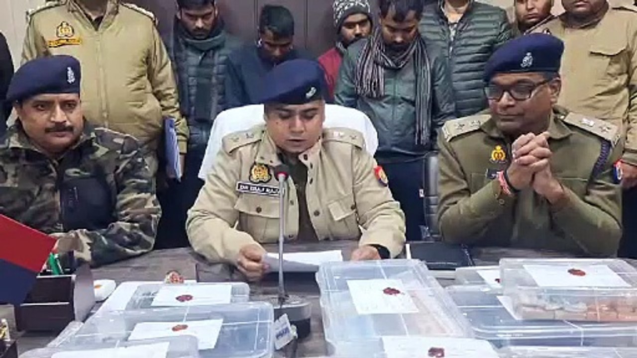 सलवार गैंग के चार शातिर सरगना गिरफ्तार भारी मात्रा में इलेक्ट्रॉनिक डिवाइस मार्कशीट और ब्लैंक चेक बरामद
