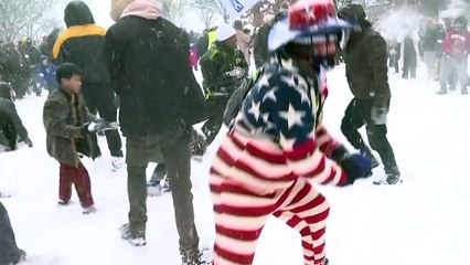 Snowball fights as winter storm blankets US capital