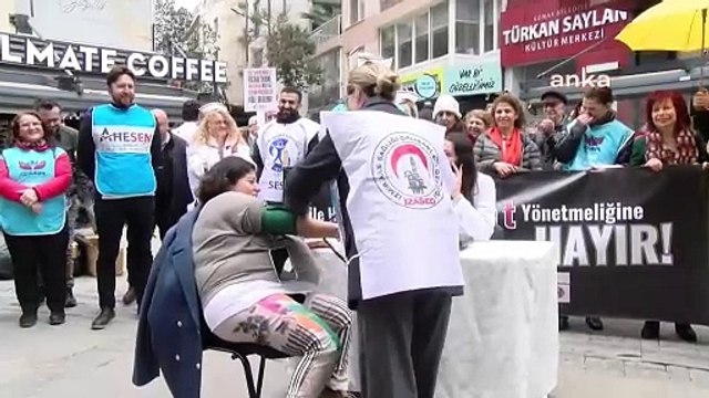 İzmir'deki sağlık emekçilerinden iki dakikalık muayene süresine tiyatro oyunuyla protesto