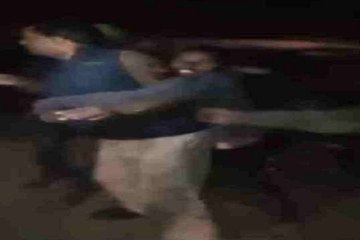 महिला-पुरुष को ग्रामीणों ने पकड़ा