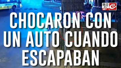 Robaron una moto y chocaron con un auto cuando escapaban