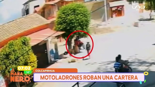 VIDEO: ¡Sin piedad! ‘Motoladrones’ le arrebataron el bolso a mujer en plena calle
