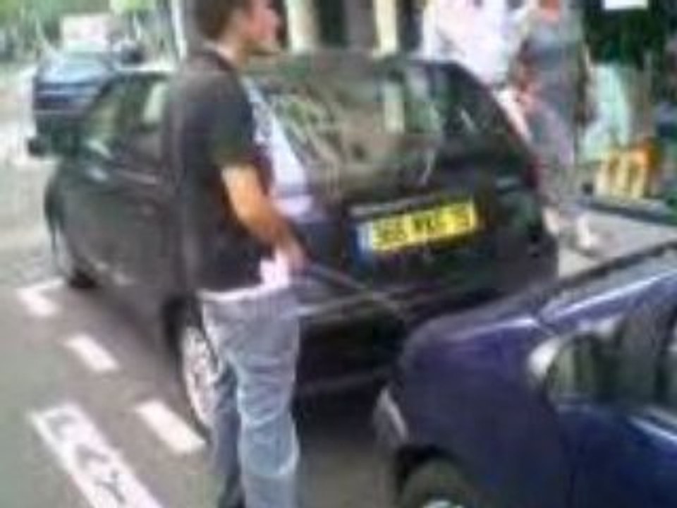 Regis pisse dans la rue a la technoparade