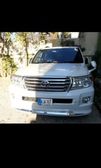 Ride in Style and Comfort with Land Cruiser V-8