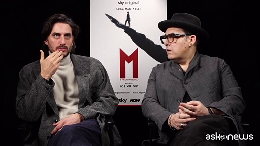 Video Luca Marinelli diventa Mussolini in \