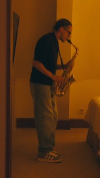 Rayan, le prodige marseillais du saxophone ! À 5 ans, il reçoit son premier sax de son père, et depuis, il enflamme tout ! Il mixe rap, pop et plus encore.