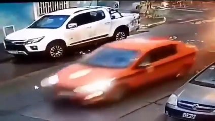 Se le cayeron fajos de dinero en moto y busca a la pareja que los recogió