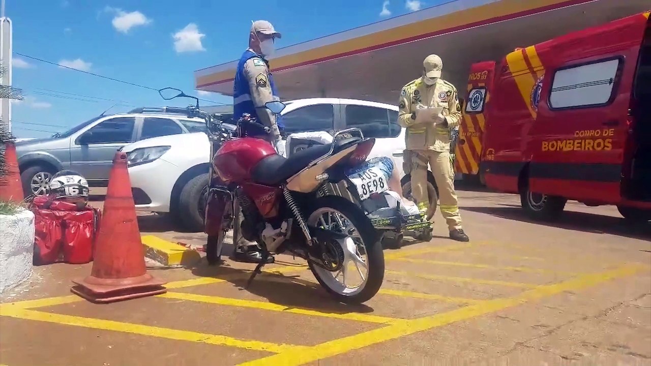 Motociclista de 19 anos fica ferido ao se envolver em acidente na Avenida Carlos Gomes
