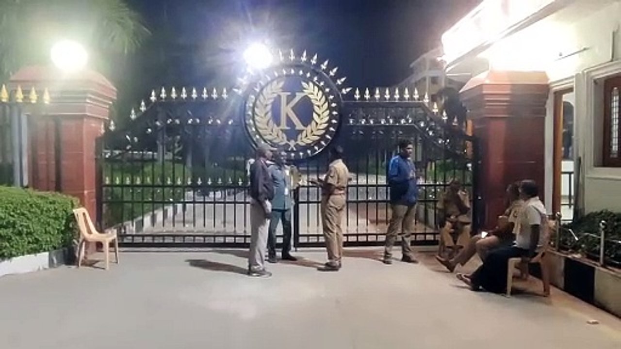 கணினி சரி செய்யும் வல்லுநர்களை அழைத்து வந்து சரி செய்து தரவுகளை சோதனை மேற்கொண்டு வருகின்றனர்