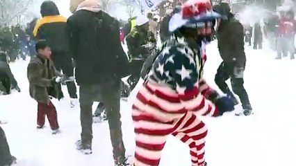 الأميركيون يستمتعون بالثلوج في واشنطن