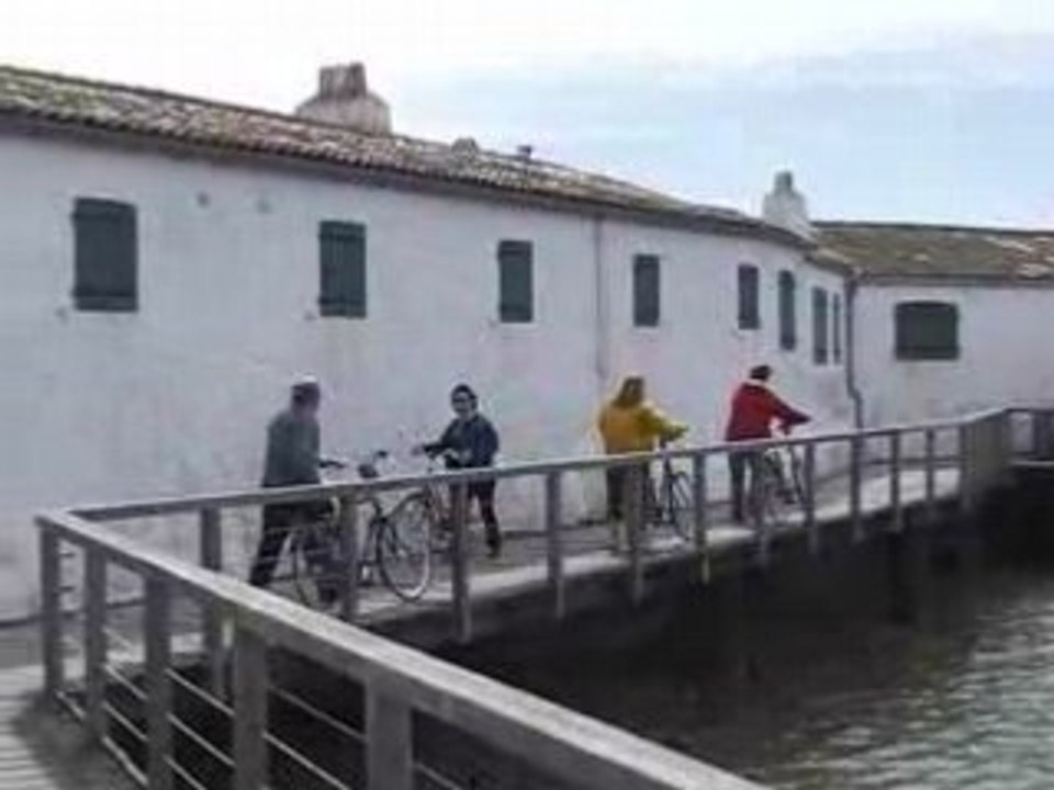 Loix passage de l'écluse à marée à vélo