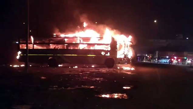 gorakhpur, गोरखपुर: गोरखपुर में धू धूकर जल गई लग्जरी एसी बस, कोई हताहत नहीं