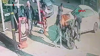 Çarptığı otomobille devrilen motosikletinin arasında sıkıştı