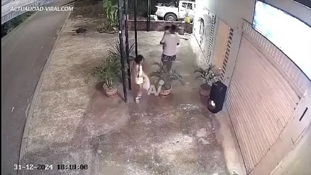 VIDEO: ¡Le apuntaron! ‘Motoladrones’ intentaron atracar a un padre con su bebé en brazos