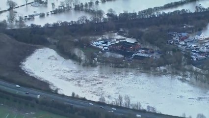 영국 대규모 침수 피해..."200곳 이상 홍수 경보" / YTN