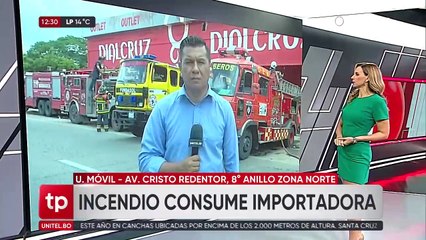 Vista aérea de incendio en importadora: Bomberos buscan controlar las llamas y que no se propaguen a inmuebles vecinos