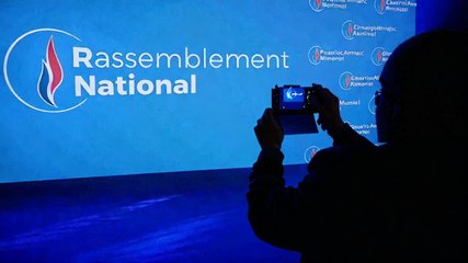 Jean-Marie Le Pen dénonce un "assassinat politique" après le changement de nom du Front national