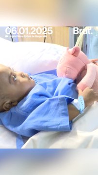 Dominique Ouattara rend visite aux sœurs siamoises séparées.