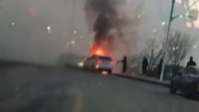 인천 월미테마파트 근처 차량 화재...40대 남성 병원 이송 / YTN