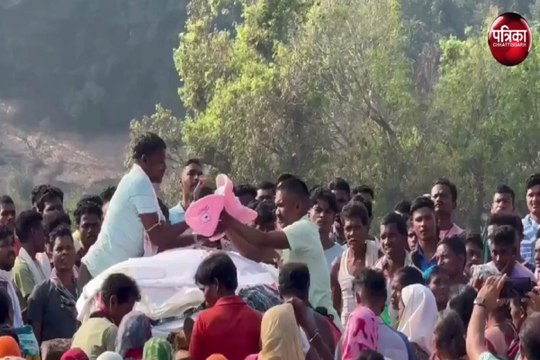 CG Naxal News : नक्सल हमले में शहीद जवान सुदर्शन को 2 माह के बेटे ने दी अंतिम विदाई