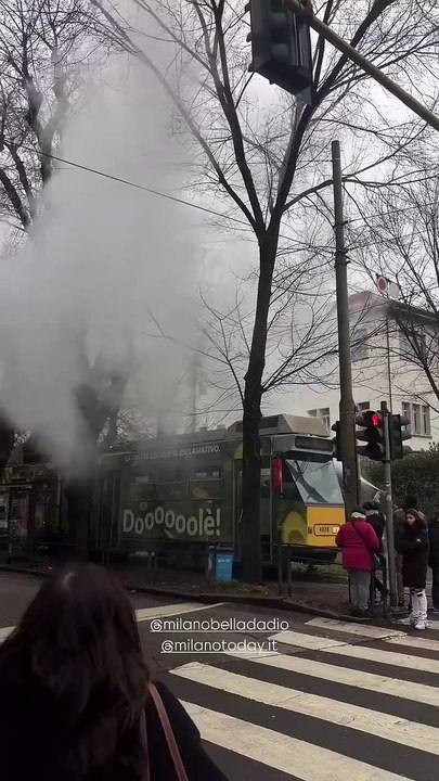 Principio d'incendio sul tram 12: i passeggeri abbandonano il mezzo