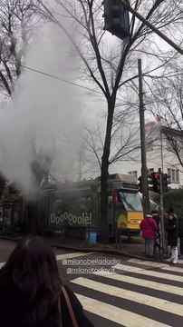 Principio d'incendio sul tram 12: i passeggeri abbandonano il mezzo