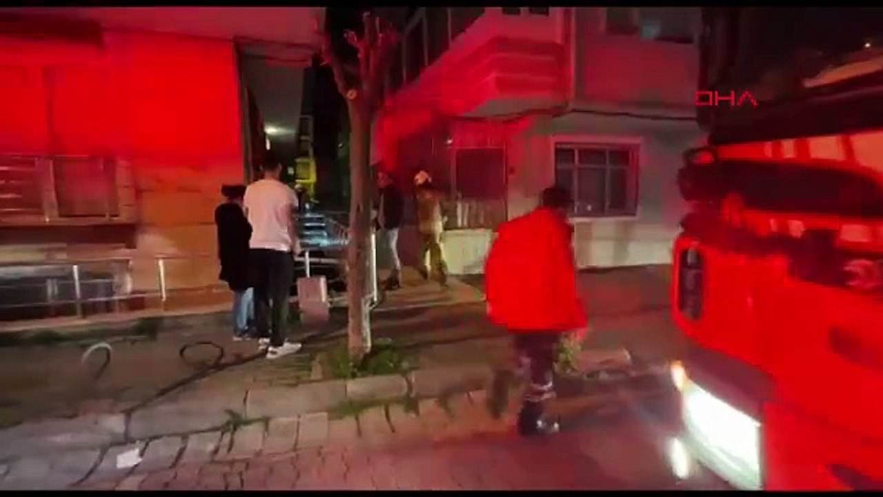 İstanbul - Avcılar’da dairenin mutfağında yangın çıktı, üst katta mahsur kalan 6 kişiyi itfaiye kurtardı