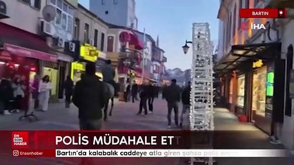 Bartın'da kalabalık caddeye atla giren şahsa polis engeli