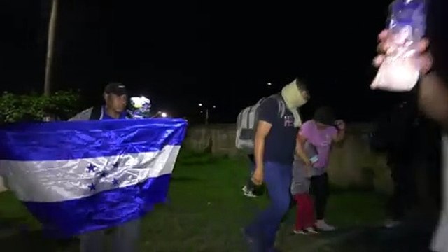 Una caravana de migrantes hondureños sale rumbo a EEUU pese a amenazas de Trump