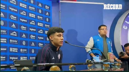 OMAR CAMPOS es presentado con CRUZ AZUL