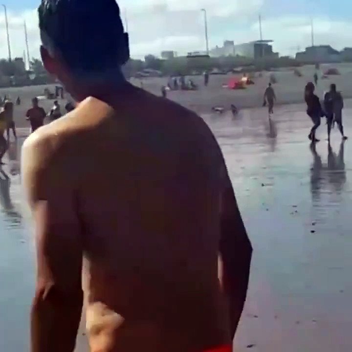 A las piñas en una playa de Chubut