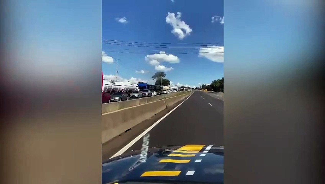 Acidente entre três caminhões espalha MDF em tr...