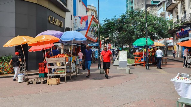 Controversia por desalojo de vendedores informales en La Peatonal