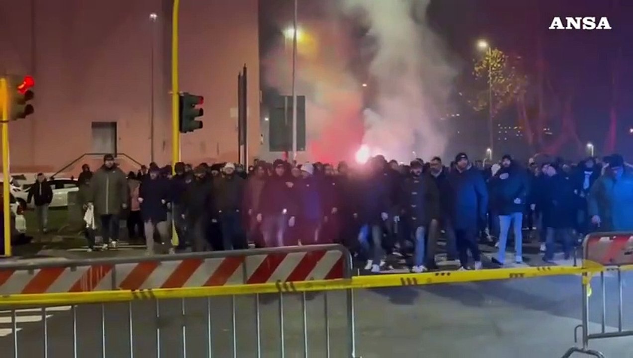 Roma-Lazio, il corteo degli ultras biancocelesti tra cori e petardi