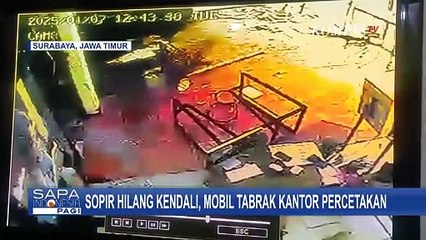 Rekaman CCTV Mobil Tabrak Kantor Percetakan di Surabaya