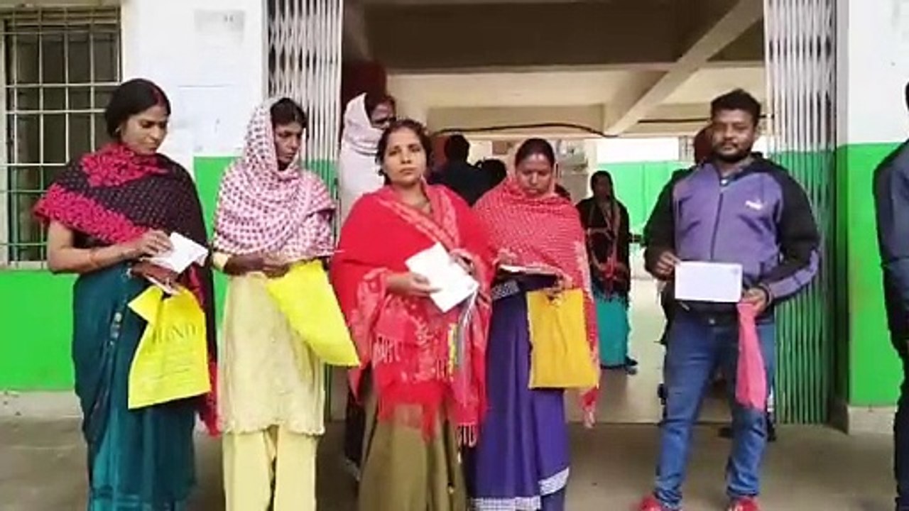 मईया सम्मान योजना के लिय महिलाएं 6 महीने से लगा रही प्रखण्ड अंचल कार्यालय का चक्कर,नही मिला एक भी क़िस्त,नाराज महिलाओं कहा वोट के समय लिया वोट अब नही मिल रहा सम्मान,करेंगी आंदोलन