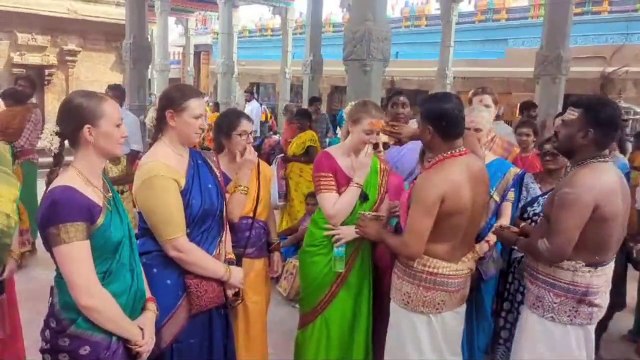 பழனி முருகன் கோயிலில் வேட்டி , சேலை அணிந்து வந்த வெளிநாட்டினர் தரிசனம் செய்தனர்