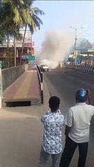 காலையில் சென்று கொண்டிருந்த மாருதி கார் திடீரென தீ பற்றி எரிந்தது