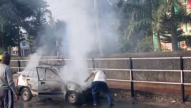 காலையில் சென்று கொண்டிருந்த மாருதி கார் திடீரென தீ பற்றி எரிந்தது