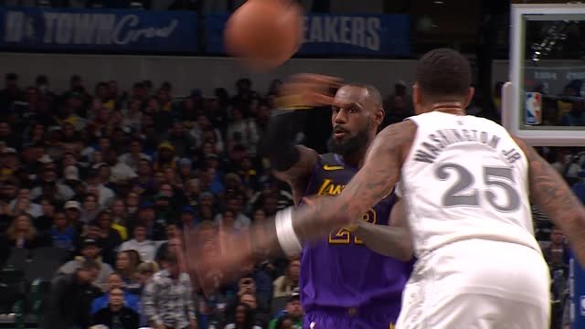 LeBron finds Christie with no-look pass assist