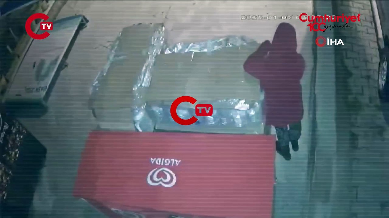 8 şişe su çalan kadına market sahibinden çağrı: “Suları taşı, bedava veririm”