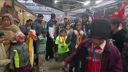 सहरसा :- कई देश के खिलाड़ियों को चितकर इन बच्चों ने जीता 15 गोल्ड मेडल सहरसा जंक्शन पर कुछ इस अंदाज में हुआ स्वागत फूलों की हुई बरसात देख यात्री भी बजाने लगे ताली ।