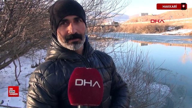 Hakkari Yüksekova'da buz tutan çayda balık avı