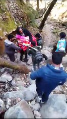 6 किलोमीटर पालकी पर ढोकर पहुंचाया बीमार बुजुर्ग गाड़ा पारली पंचायत के कई गांव आज भी सड़क सुविधा से वंचित बीमार होने पर ग्रामीणों की जिंदगी होती हैं कठिन