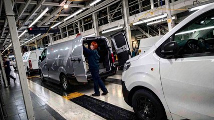 Stellantis prêt à acheter des crédits d'émission à Tesla pour éviter des amendes de pollution