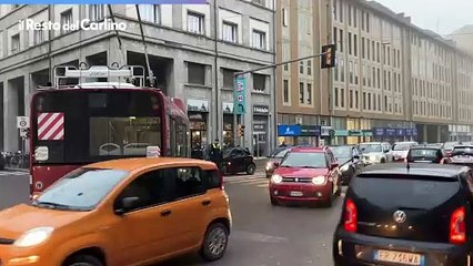 Bus bloccato sui viali a Bologna, il video