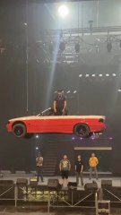 PLK aimait pas trop l’idée de la voiture au dessus du public 😂